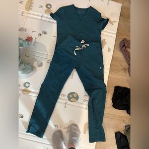 Figs scrubs, xsmall dark green. Barely used